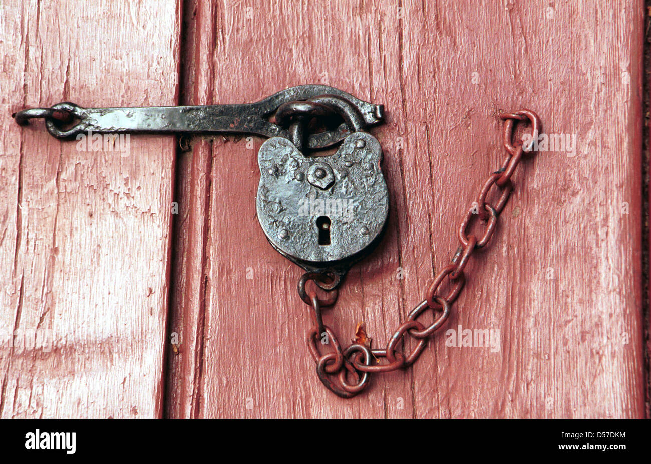 Antica il lucchetto con catena su cantina porta Colonial Williamsburg,  Virginia, lucchetto, blocco lucchetto con catena, bloccare lo sportello,  bloccare Foto stock - Alamy