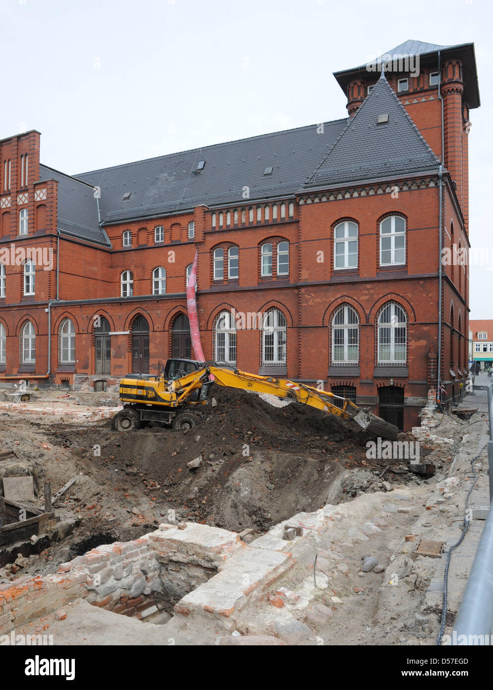 Un escavatore lavora in un cantiere edile a olt città di Greifswald, Germania, 29 aprile 2010. La città di Greifswald comprato il vuoto ex post edificio e previsto un moderno allegato, ma ora una gigantesca fossa di costruzione è rimasto che potrebbe diventare una tomba per milioni di euro. L'aumento esponenziale dei costi e un notevole carico di inquinamento nonché un terreno debole provocare un ripensamento. Foto: Stefan Foto Stock