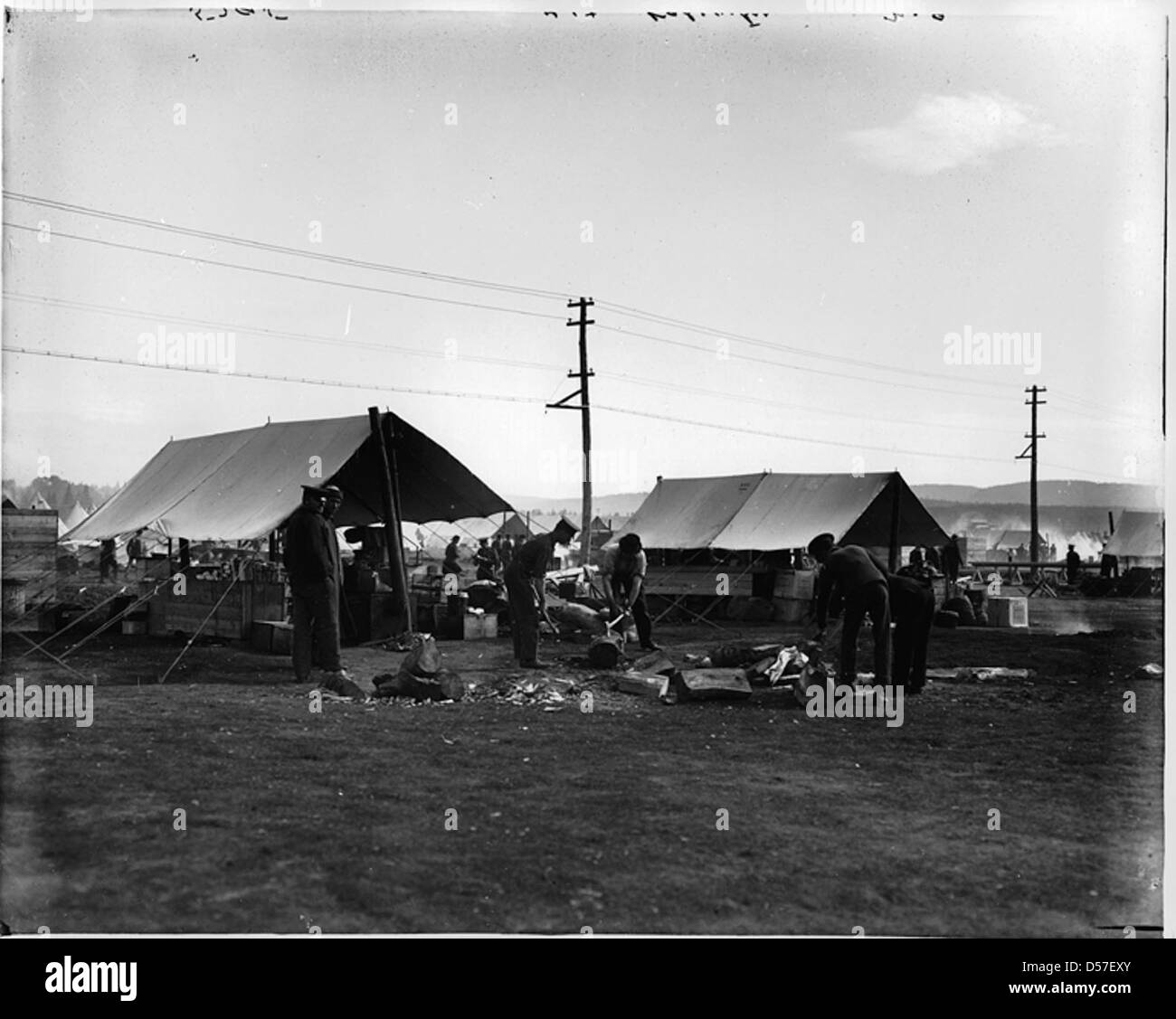Una fotografia di una cucina militare a Camp Valcartier, Quebec, durante la prima guerra mondiale. L'immagine mostra la cucina da campo e le tende utilizzate dai soldati in preparazione alla giornata dell'armistizio. Foto Stock