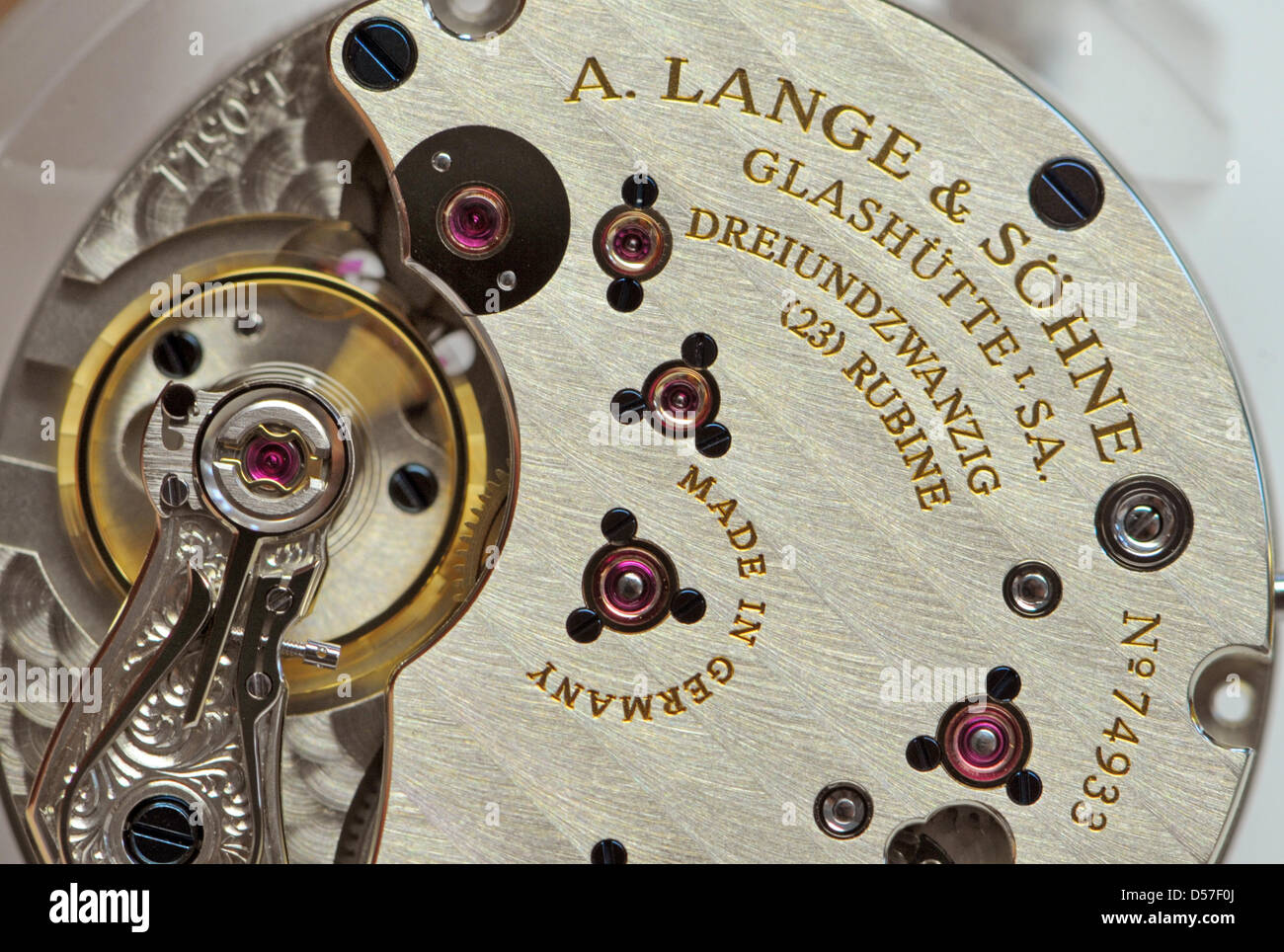 FILE - una foto datata 14 aprile 2009 mostra un meccanismo di orologio da un albergo di lusso produttore di orologi A. Lange & Soehne in Glashuette, Germania. Dopo un anno difficile, il produttore di orologi è in ripresa. Foto: Ralf Hirschberger Foto Stock