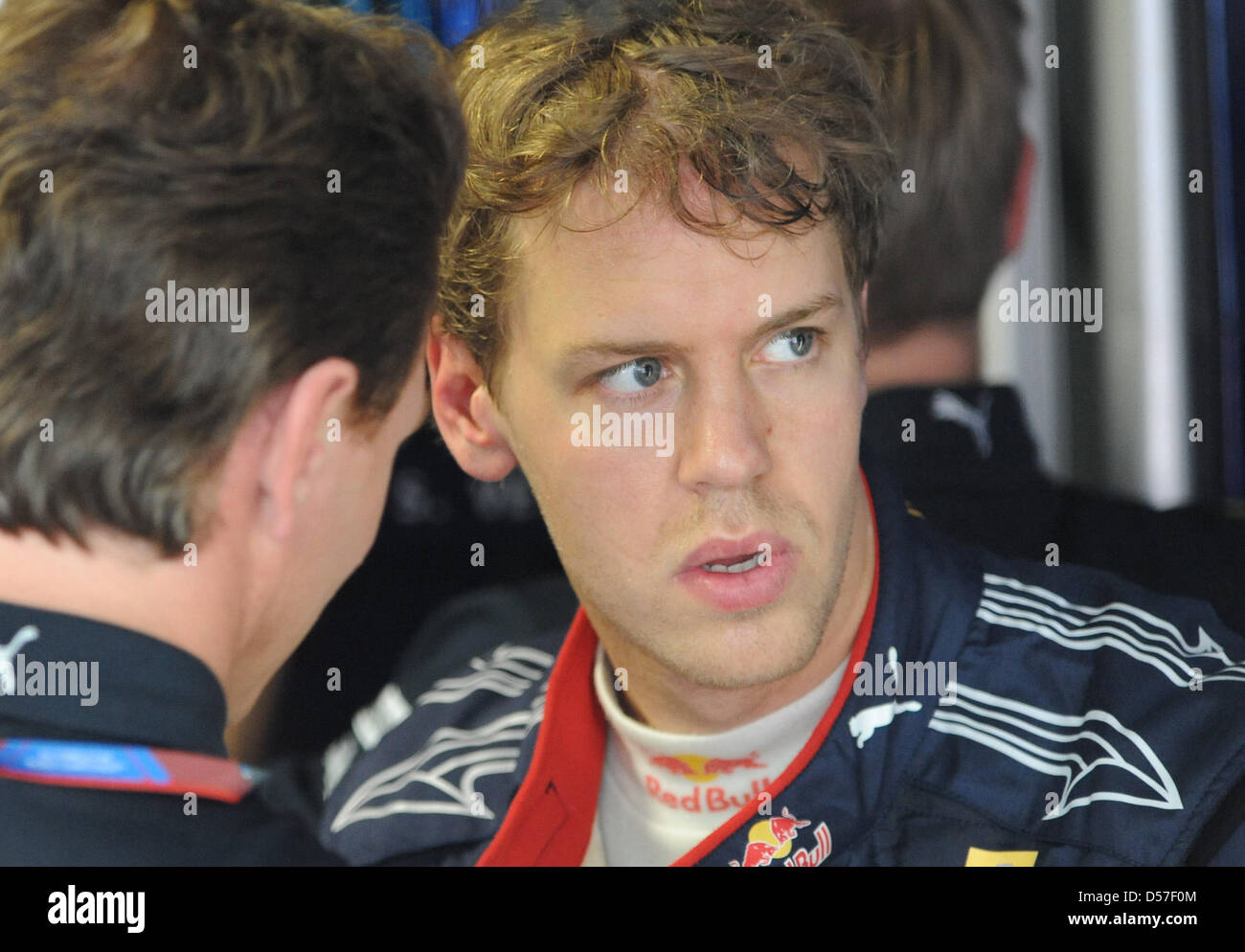 Il driver tedesco Sebastian Vettel della Red Bull Racing (R) taloks con il team principal Christian Horner (L) durante la pratica 1 sessione al circuito di Strada di Monte Carlo, Monaco, 13 maggio 2010. Il 2010 Grand Prix di Formula 1 di Monaco si terrà il 16 maggio 2010. Foto: PETER STEFFEN Foto Stock