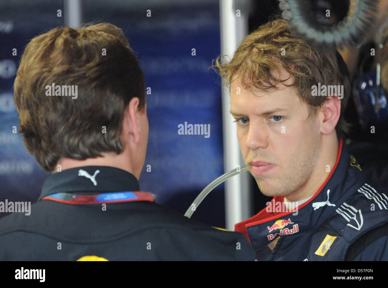 Il driver tedesco Sebastian Vettel della Red Bull Racing (R) parla con il team principal Christian Horner (L) durante la pratica 1 sessione al circuito di Strada di Monte Carlo, Monaco, 13 maggio 2010. Il 2010 Grand Prix di Formula 1 di Monaco si terrà il 16 maggio 2010. Foto: PETER STEFFEN Foto Stock