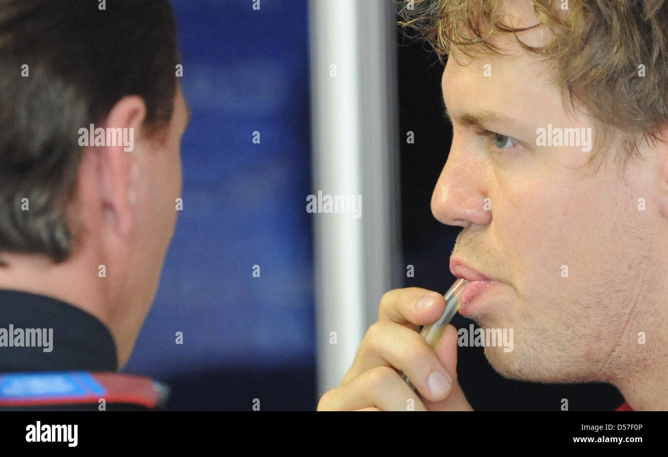 Il driver tedesco Sebastian Vettel della Red Bull Racing (R) parla con il team principal Christian Horner (L) durante la pratica 1 sessione al circuito di Strada di Monte Carlo, Monaco, 13 maggio 2010. Il 2010 Grand Prix di Formula 1 di Monaco si terrà il 16 maggio 2010. Foto: PETER STEFFEN Foto Stock