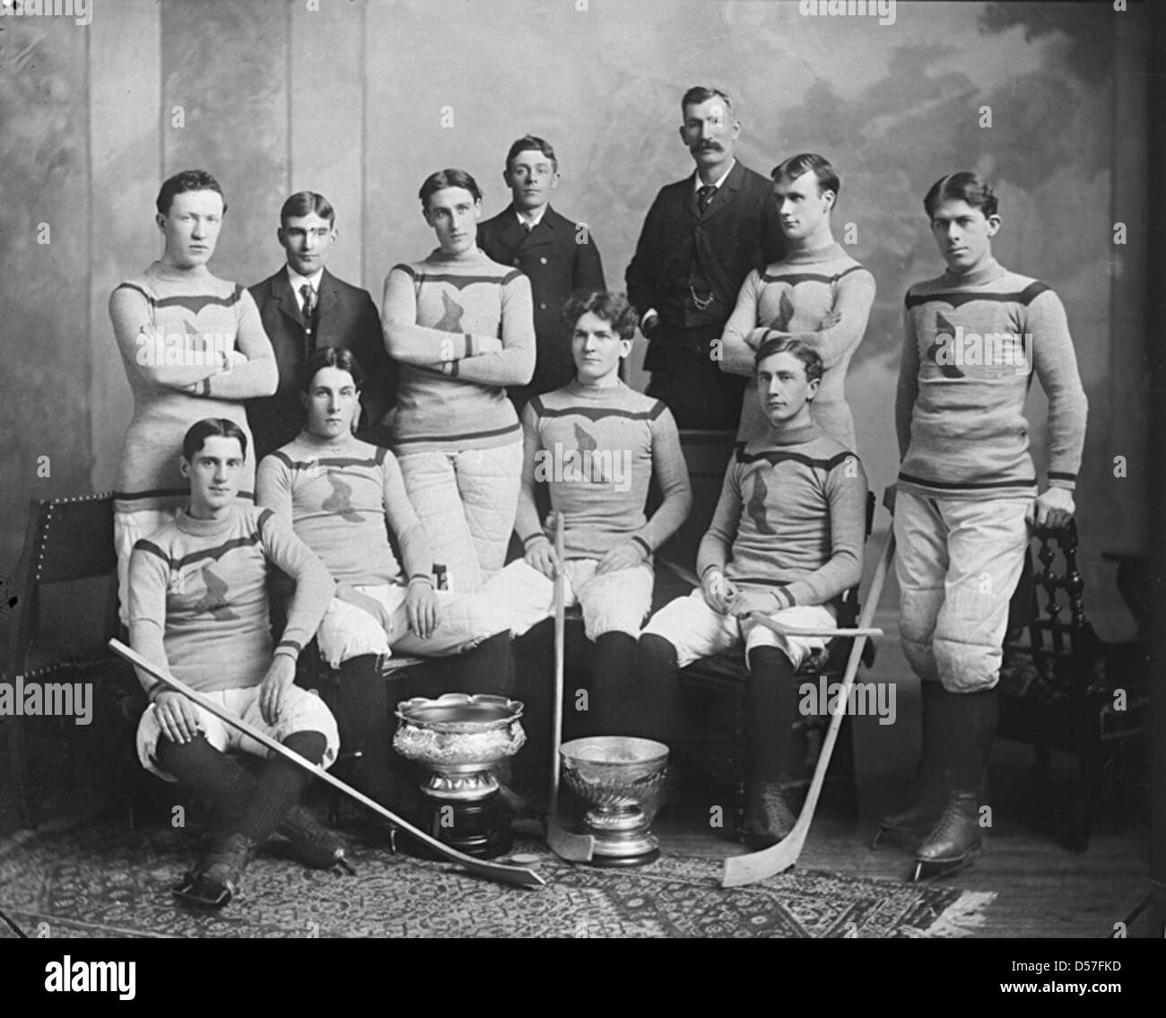 Lo Shamrock Hockey Team di Montreal, Quebec, è raffigurato nel 1899, con giocatori come Harry Trihey. La squadra, che prende il nome dal simbolo irlandese, è stata una delle prime squadre di hockey del Canada. Le loro attrezzature, tra cui bastoni da hockey e pattini, riflettono lo sport della fine del XIX secolo. Foto Stock