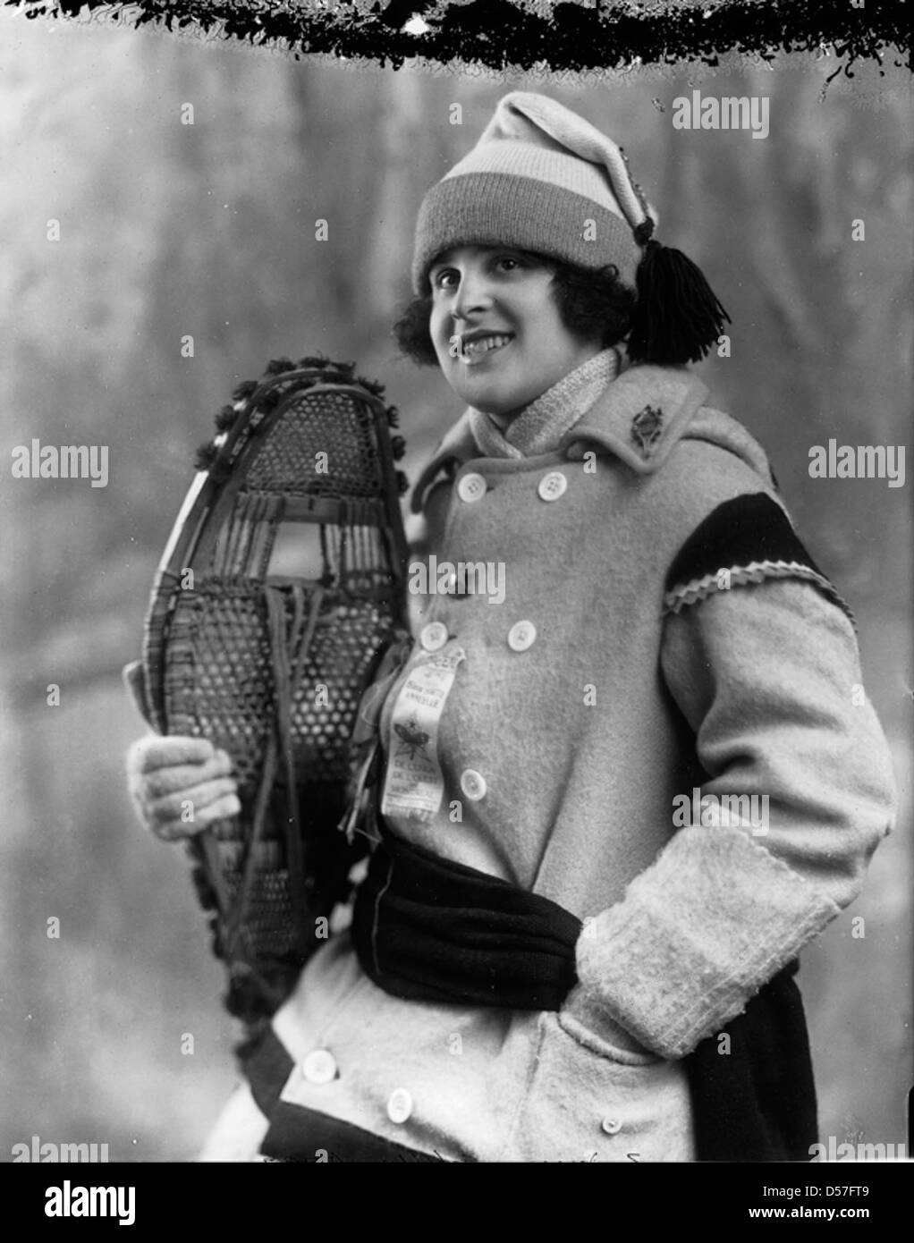 Miss Estelle Doray, una ciaspola di Montreal, Quebec, raffigurata nel 1924 con indosso un cappotto a maglia, guanti e un cappello in maglia. Questa immagine mette in evidenza la sua partecipazione agli sport invernali e alle attività all'aperto nel Canada dei primi anni del XX secolo. Foto Stock