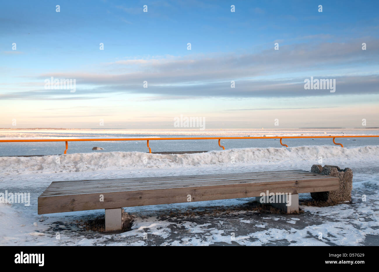 Panca in legno di fronte al Mar Baltico, Tallinn, Estonia Foto Stock