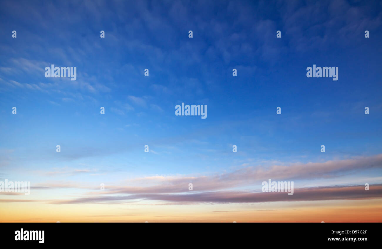 Il profondo blu del cielo mattutino texture di sfondo con le nuvole Foto Stock
