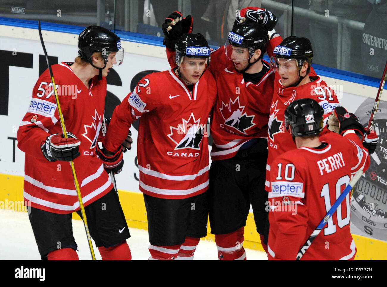 Canada's Tyler Myers, Kris Russell, John Tavares, Steve Stamkos e Corey Perry celebrare un obiettivo durante 2010 mondo IIHF GRUPPO B corrisponde la Lettonia vs Canada a Mannheim, Germania, 10 maggio 2010. Foto: ARNE DEDERT (solo uso editoriale) Foto Stock