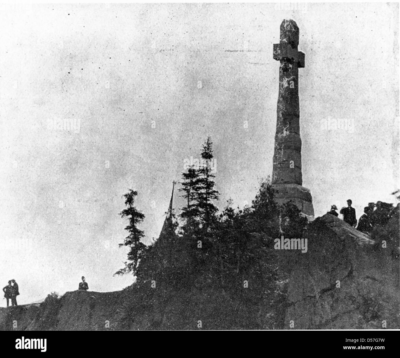Questo monumento a grosse-Île, Quebec, commemora gli immigrati irlandesi che morirono di tifo all'inizio del XX secolo. Il monumento presenta una croce celtica e funge da memoriale per coloro che sono morti durante il loro viaggio in Canada. Foto Stock