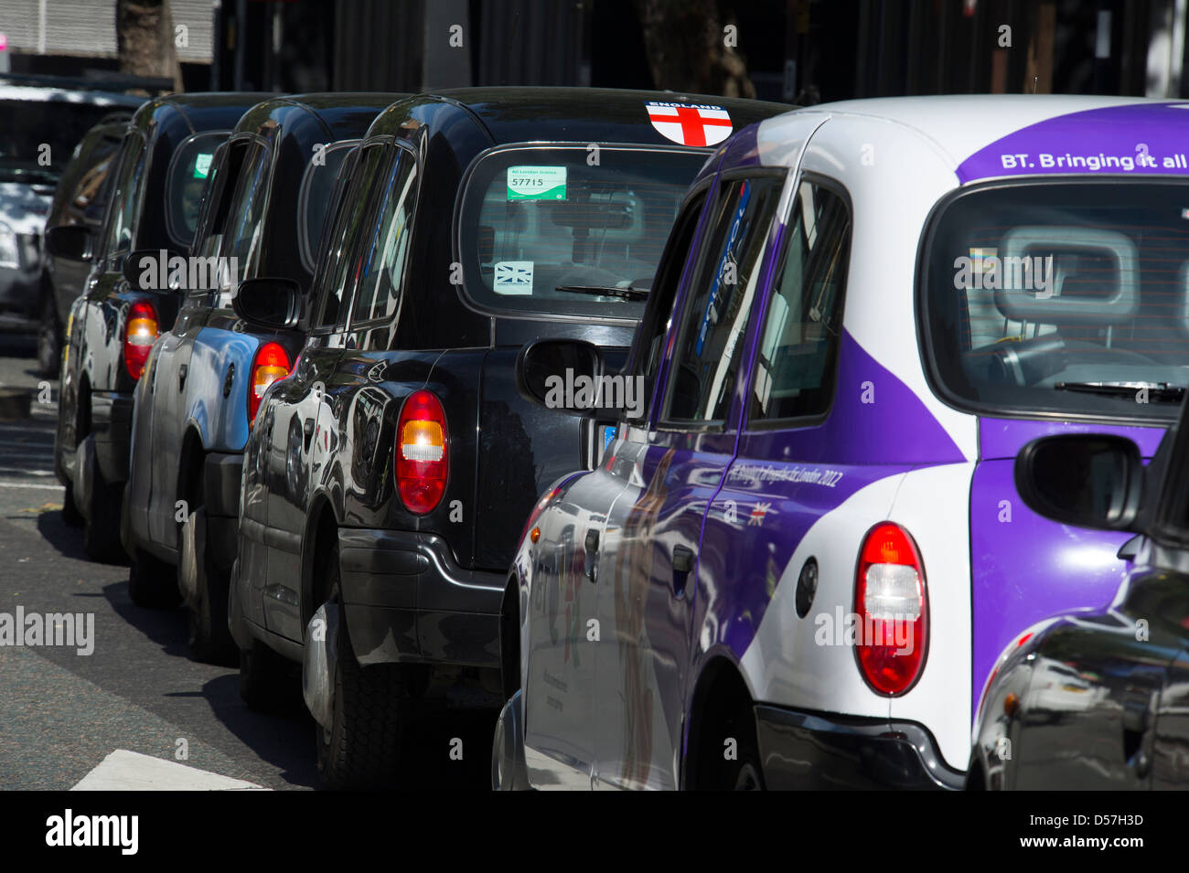 Fila di black taxi nella città di Londra, Inghilterra. Foto Stock