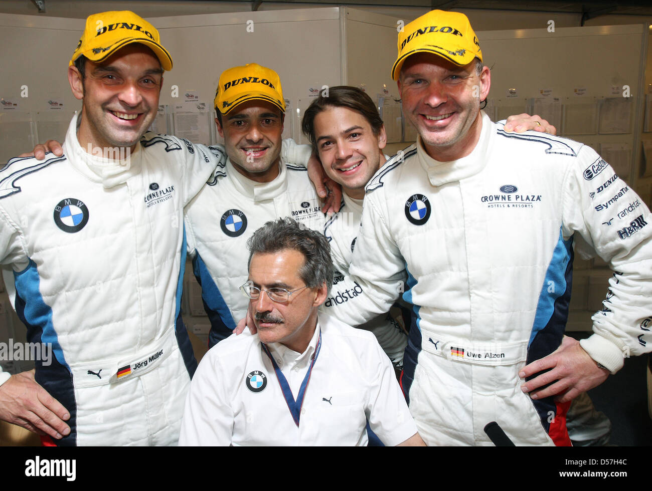 La fabbrica BMW Team (L-R) con Joerg Mueller (Monaco), Pedro Lamy (Portogallo), Augusto Farfus (Monaco), Uwe Alzen (Germania) e principal Mario Theissen (C) vince la 24 ore su Nurburgring gara in pista Nuerburg, Germania, 15 maggio 2010. Un totale di 202 veicoli di competere in questo anno la 24 Ore del Nurburgring. Foto: THOMAS FREY Foto Stock