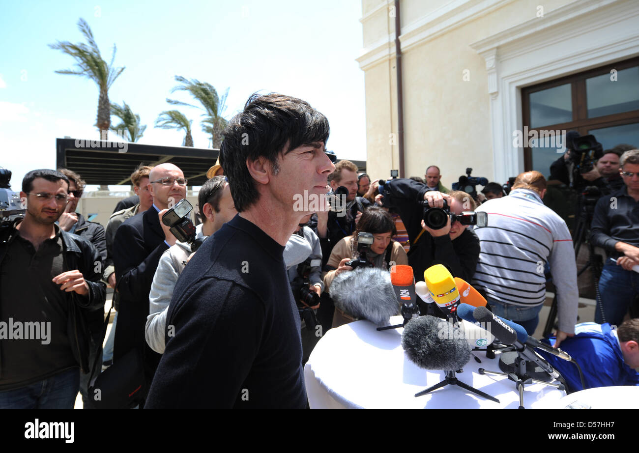 Germania capo allenatore Joachim Loew informa il mdeia sulle conseguenze di skipper tedesco Michael Ballack mancante per la Coppa del Mondo FIFA 2010 attraverso un pregiudizio durante il tedesco della squadra nazionale di training camp in Sciacca, Italia, 17 maggio 2010. Il centrocampista della Premier League inglese lato Chelsea è rimasto ferito dopo un ritardo di affrontare da Portsmouth's Kevin-Prince Boateng durante il suo lato 1-0 della FA Cup win Foto Stock