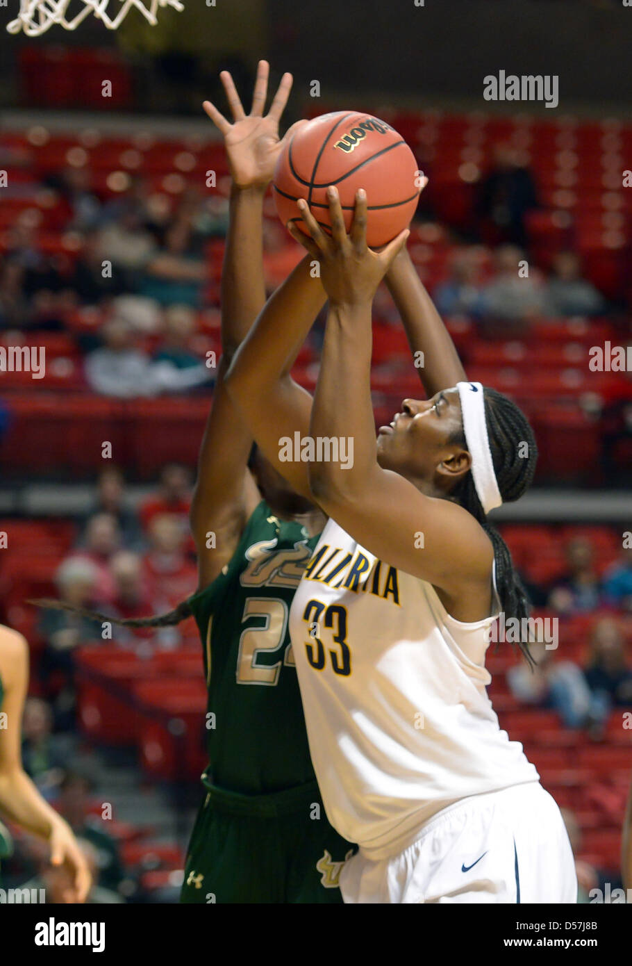 Marzo 25, 2013 - Lubbock, Texas, Stati Uniti - Marzo 25 2013:California Golden Bears centro Talia Caldwell (33) durante l'azione di gioco nel secondo round del 2013 NCAA femminile campionato di pallacanestro tra il South Florida tori e la California Golden Bears al regno dello Spirito Arena a Lubbock, Texas. La California Golden Bears ha vinto il gioco 82-78 in ore di lavoro straordinario. Foto Stock