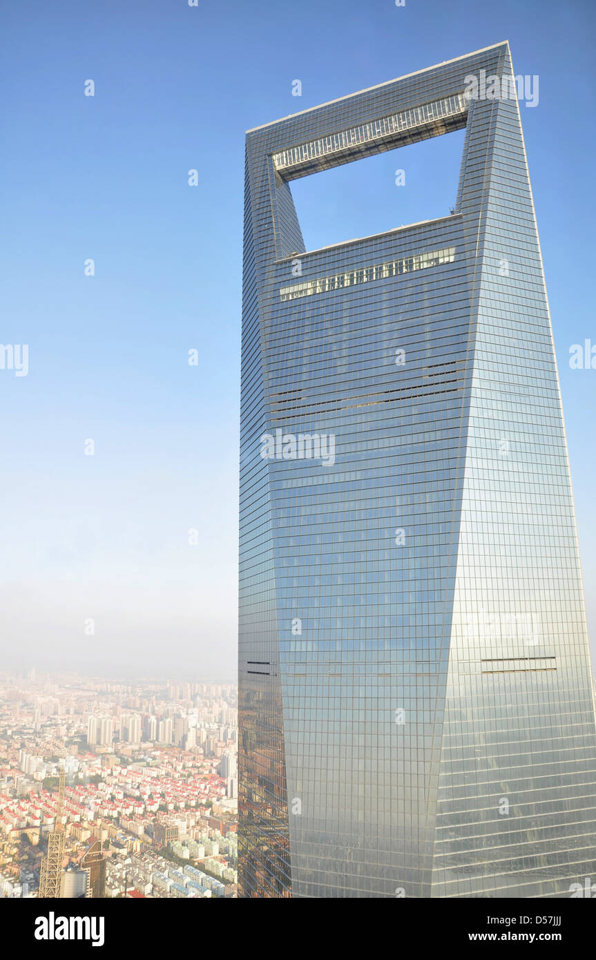 Parte superiore del World Financial Center di Shanghai Tower, vista dal ponte di osservazione della torre Jinmao - Shanghai Pudong (Cina) Foto Stock