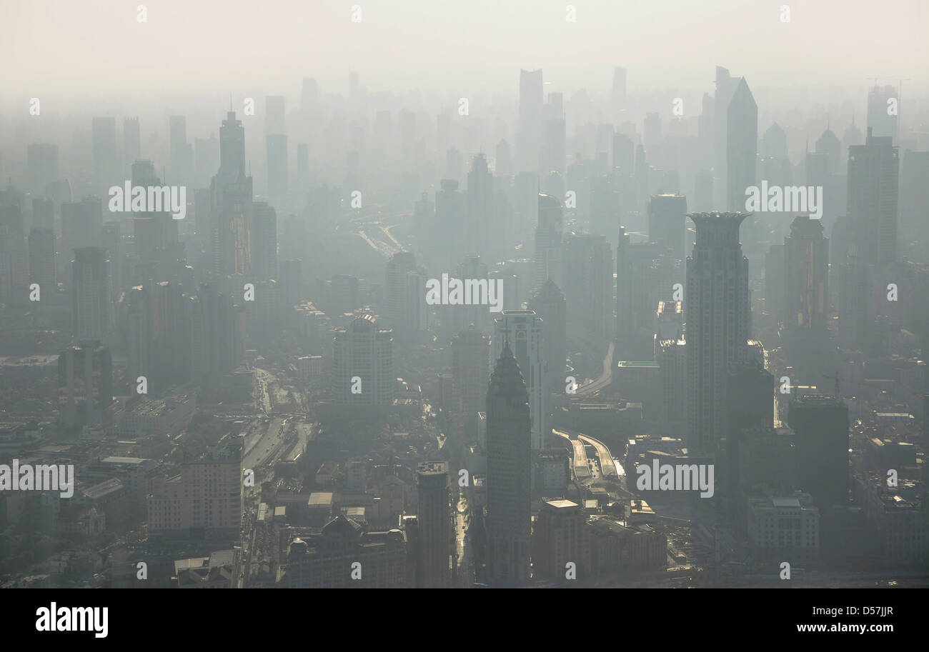 Inquinamento atmosferico nel cielo di Shanghai, vista dalla cima della torre Jinmao - shanghai, Cina Foto Stock