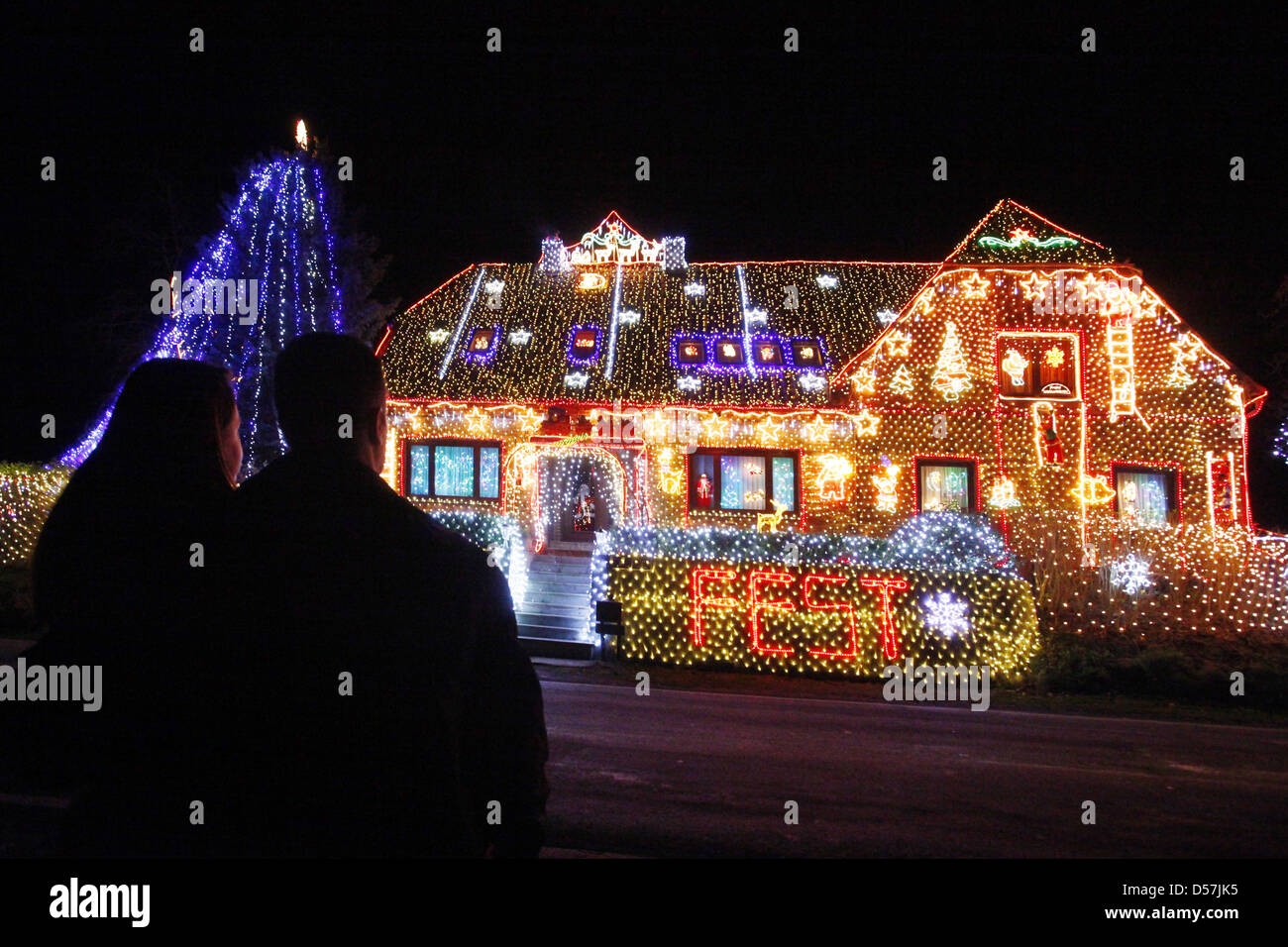 La casa privata della famiglia Vogt in Buecken è decorata con 350.000 lampadine di Natale. Buecken, Germania - Foto Stock
