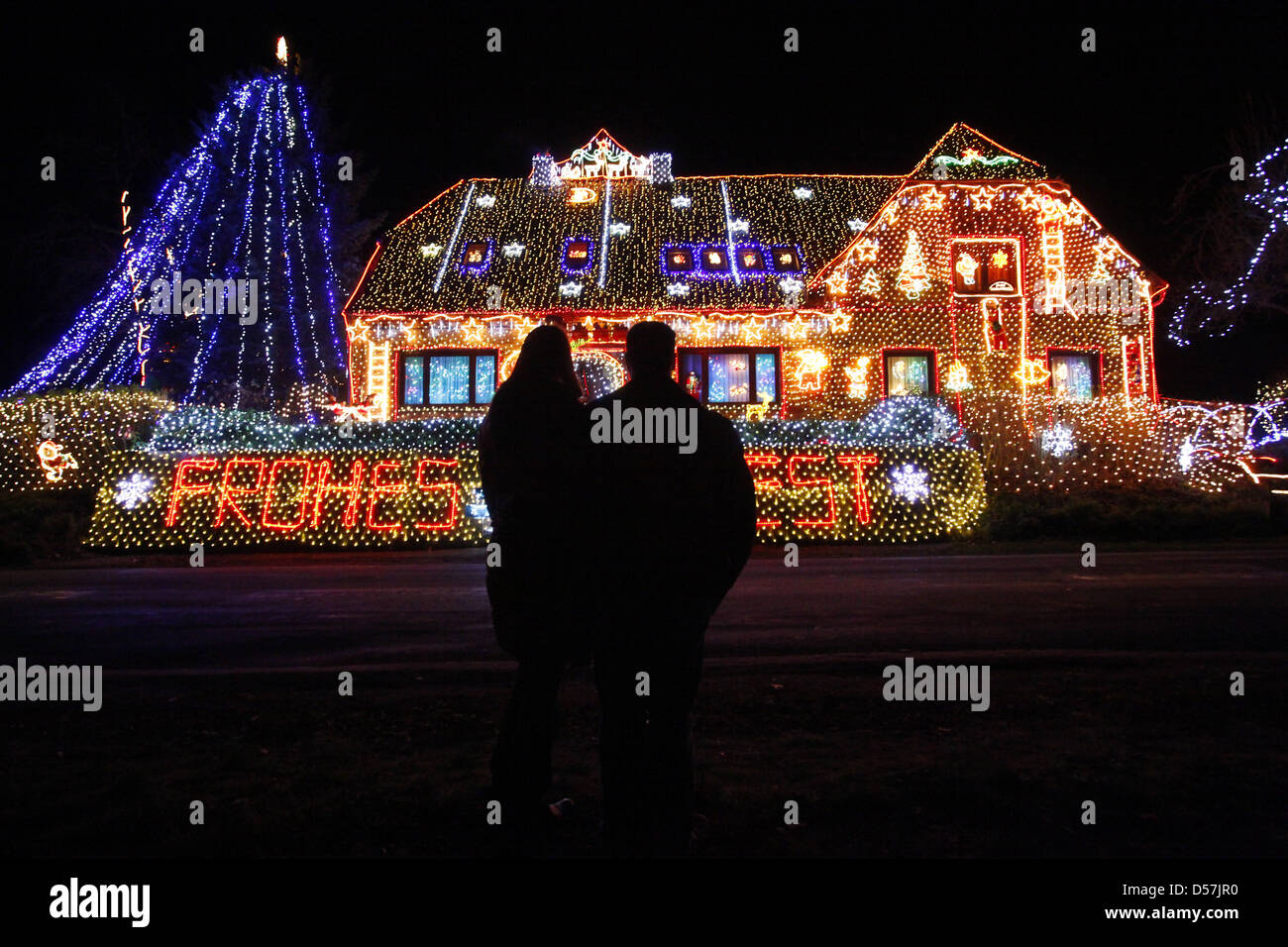 La casa privata della famiglia Vogt in Buecken è decorata con 350.000 lampadine per natale. Buecken, Germania - Foto Stock
