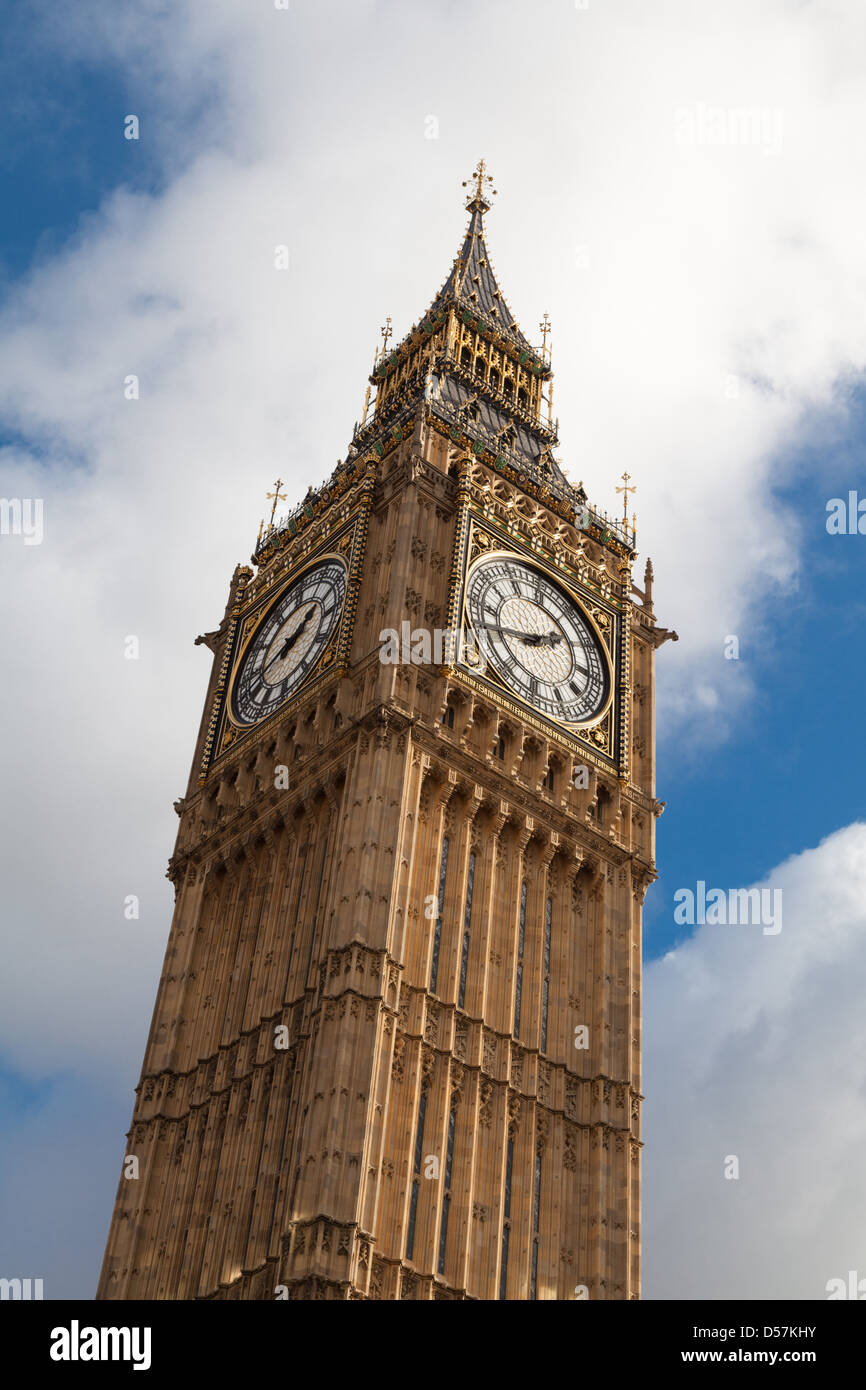 Una vista della Torre di Elizabeth (Big Ben) in Westminster, presa dall'esterno Westminster stazione della metropolitana Foto Stock