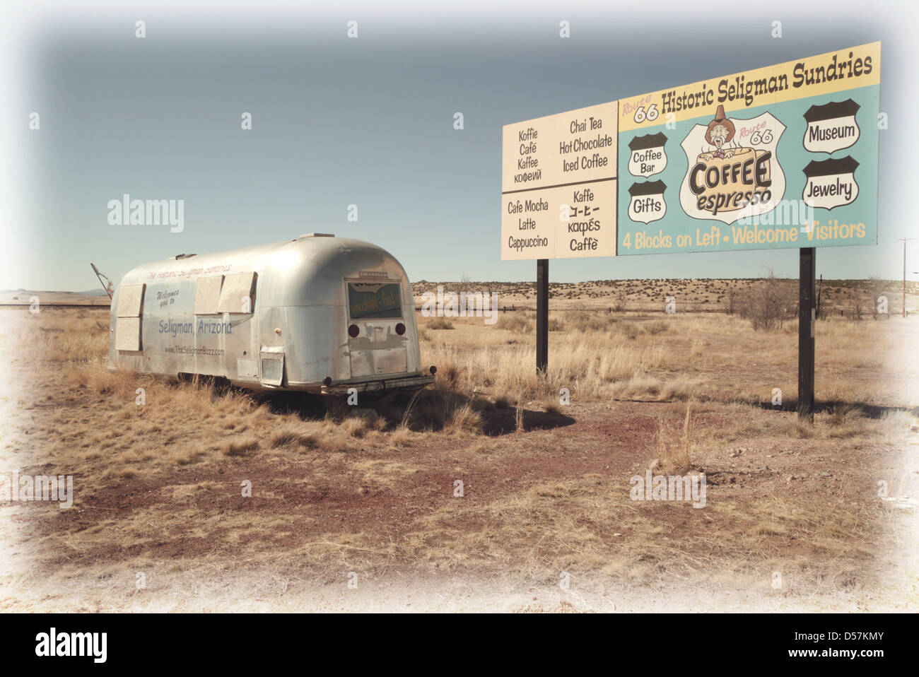Seligman, AZ, Stati Uniti d'America Route 66 rimorchio & sign Vintage Foto Stock