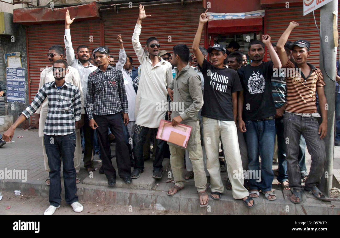 I dipendenti del reparto di polizia chant slogan contro la non disponibilità di loro a causa delle retribuzioni durante una manifestazione di protesta al di fuori della sede centrale della polizia a I.I.Chundrigar area stradale di Karachi. Foto Stock