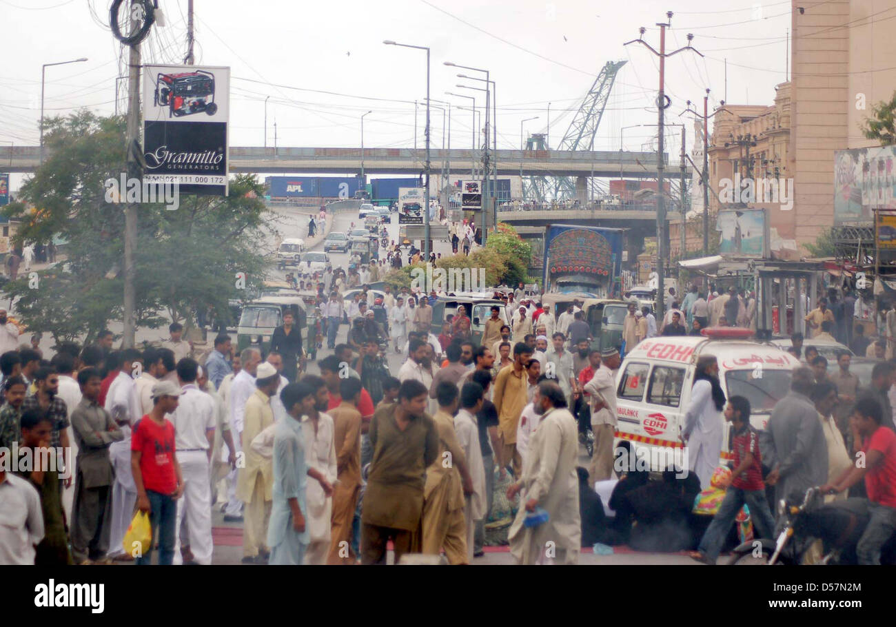 Manifestanti arrabbiati bruciare pneumatici stradali di blocco durante la manifestazione di protesta dei residenti di Kharadar contro il funzionamento mirato dai rangers funzionari, in area torre a Karachi. Foto Stock