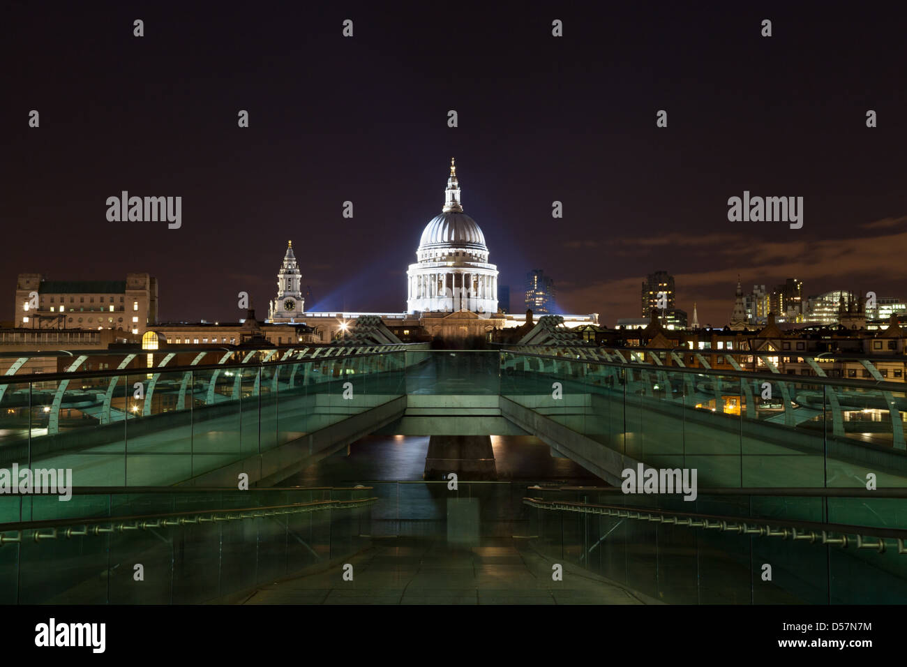 Una vista di una illuminata Cattedrale di San Paolo dall'estremità sud del Millennium Bridge in Bankside, Londra. Foto Stock