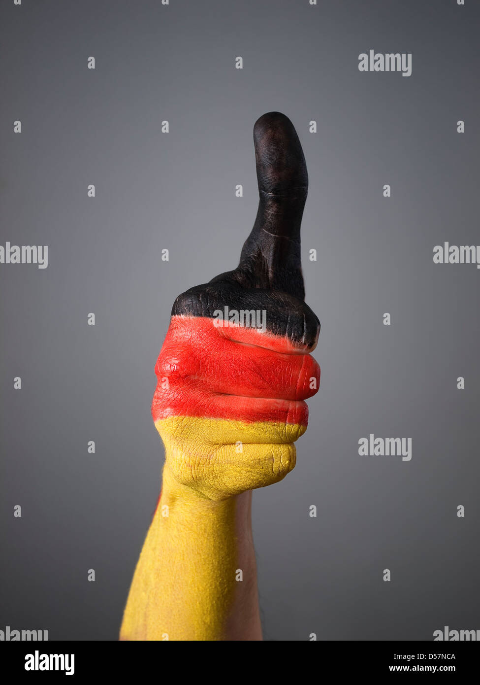 Dipinta a mano con la bandiera della Germania, che esprimono la positività e isolate su uno sfondo grigio Foto Stock