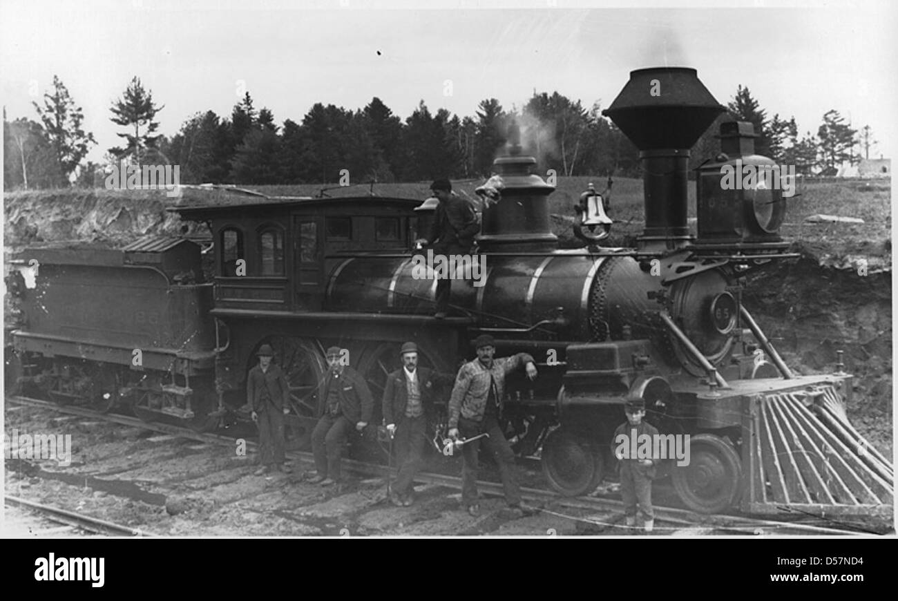 Grand Trunk Railway Engine No. 65 è mostrato in questa fotografia del 1895 scattata a Drummondville, Quebec. L'immagine evidenzia la locomotiva a vapore utilizzata dalla compagnia ferroviaria canadese, che ha svolto un ruolo significativo nella rete di trasporto dell'epoca. Foto Stock