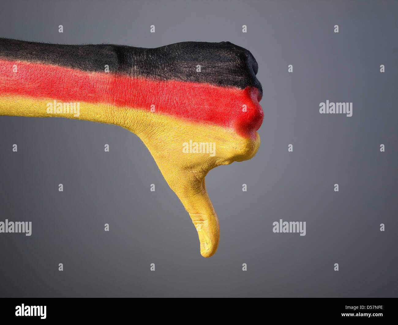 Dipinta a mano con la bandiera della Germania, esprimendo la negatività e isolate su uno sfondo grigio Foto Stock