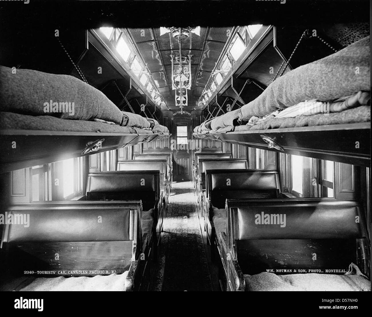 Vista interna di un vagone letto turistico della Canadian Pacific Railway (C.P.R.) risalente al 1890 circa. Quest'auto ha fornito uno spazio confortevole per i passeggeri che viaggiano attraverso il Canada alla fine del XIX secolo. Foto Stock