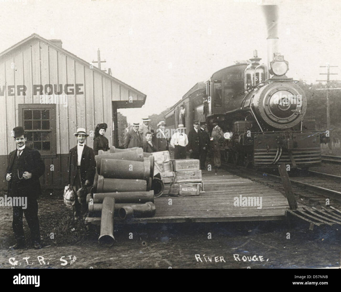Una fotografia storica della stazione G.T.R. a River Rouge, Quebec, scattata intorno al 1910. L'immagine mostra l'architettura ferroviaria dell'inizio del XX secolo e le infrastrutture di trasporto in Canada. Foto Stock