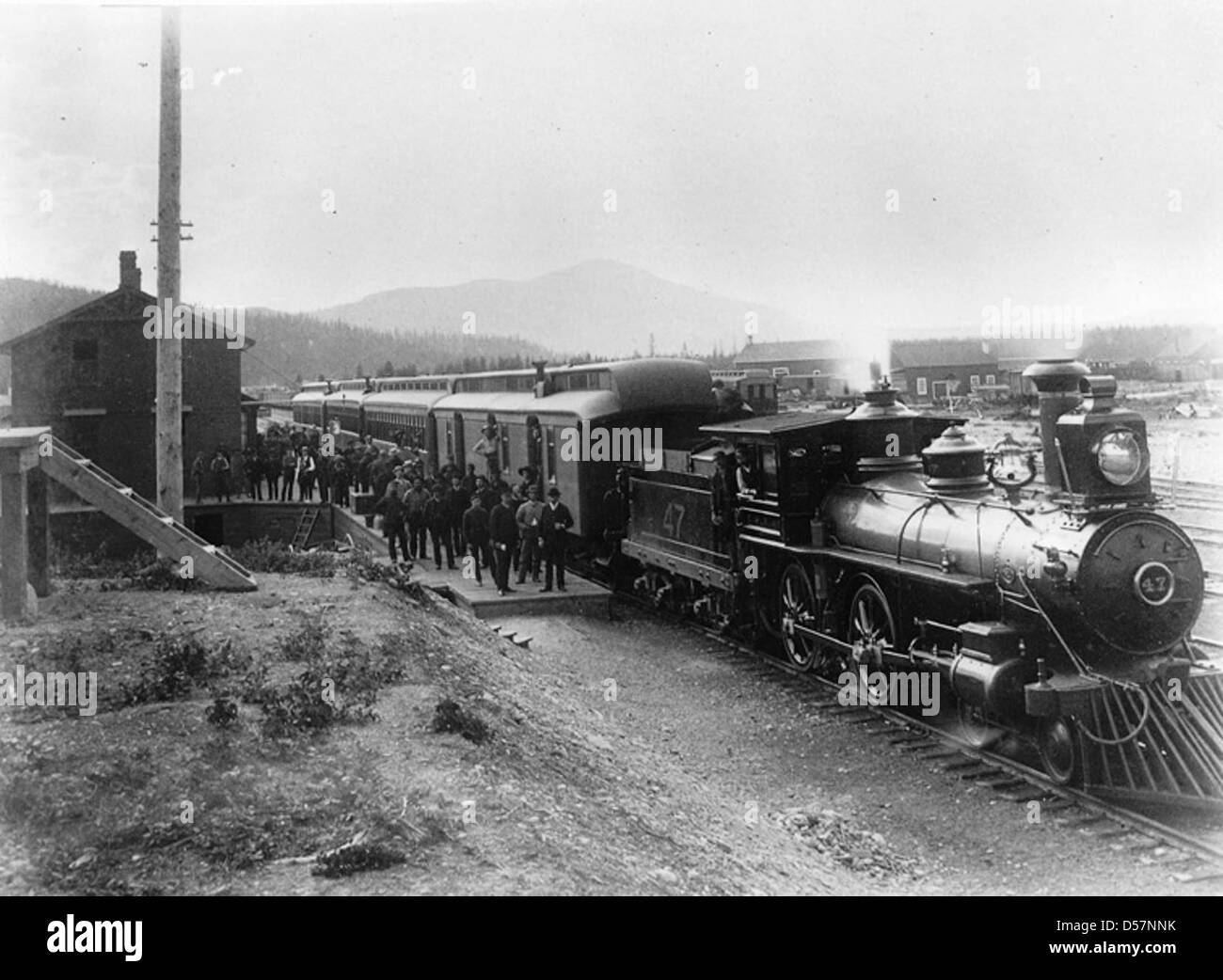 Un treno passeggeri della Canadian Pacific Railway (C.P.R.) è mostrato alla Donald Station, British Columbia, intorno al 1887, evidenziando l'importanza del trasporto ferroviario nello sviluppo del Canada. Foto Stock