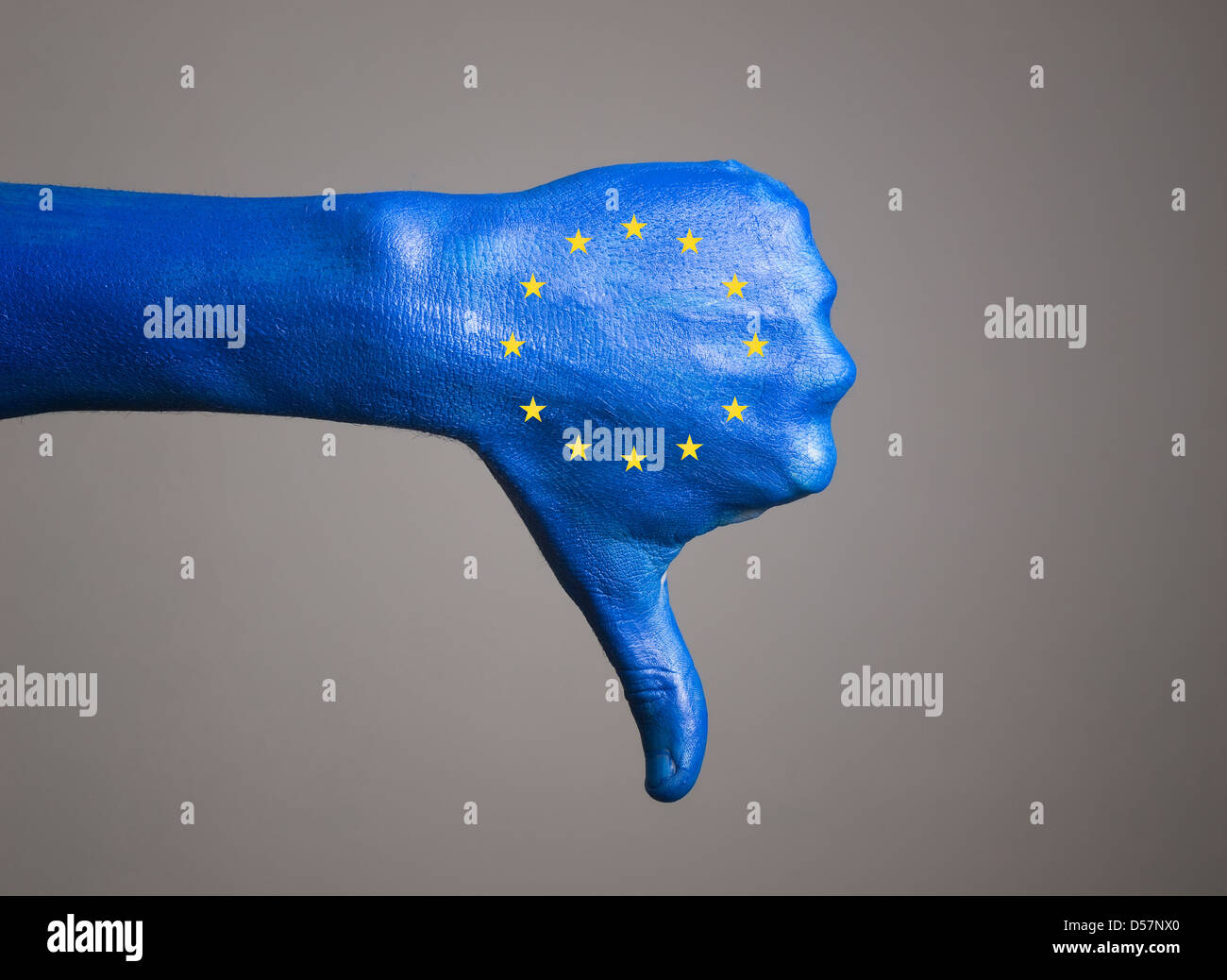 Dipinta a mano con la bandiera della Comunità europea e di esprimere la negatività e isolate su uno sfondo grigio Foto Stock