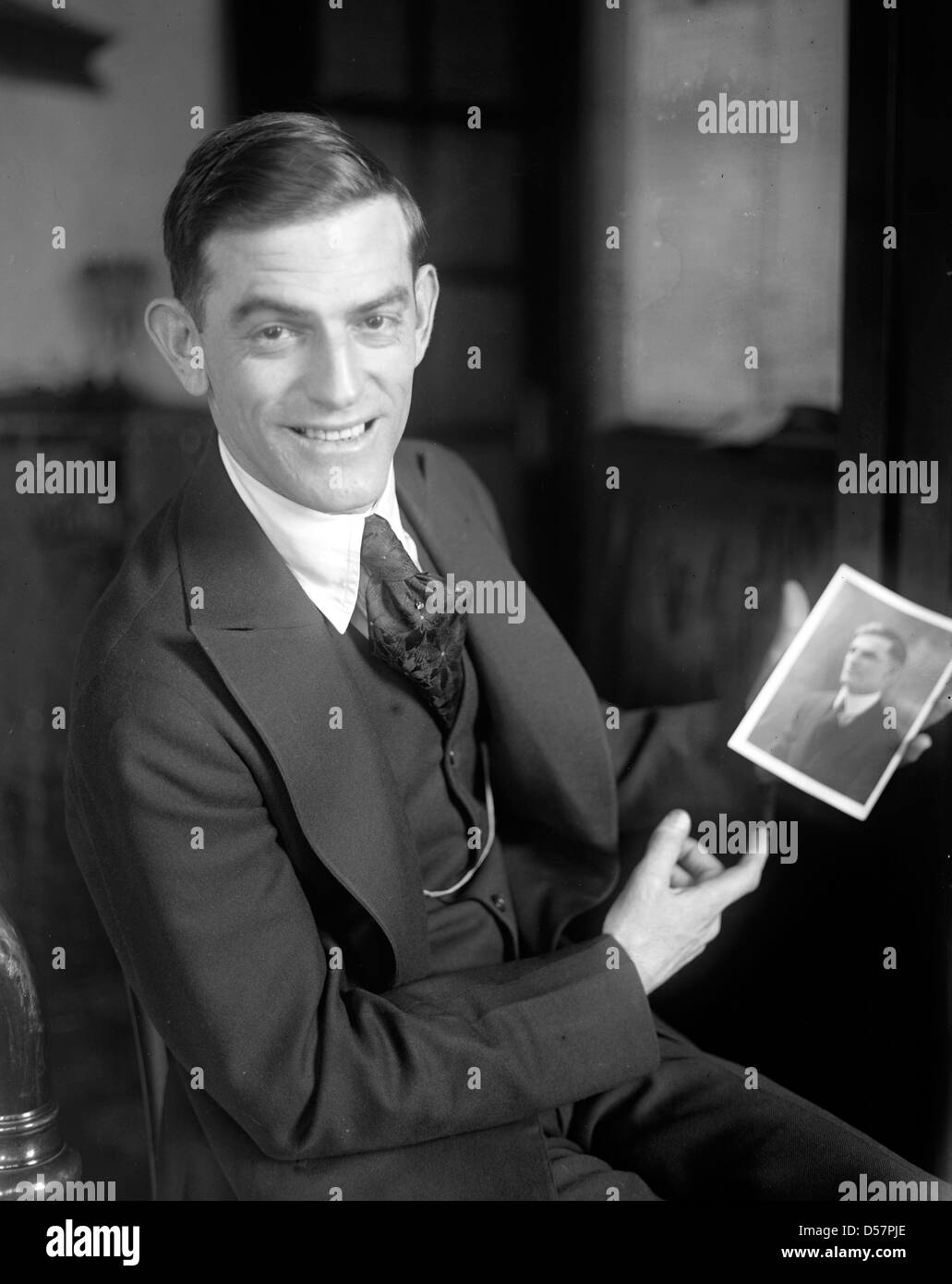 AL BERNARD (1888-1949) US cantante vaudeville popolarmente noto come il ragazzo da Dixie circa 1920, tenendo foto di se stesso. Foto Stock