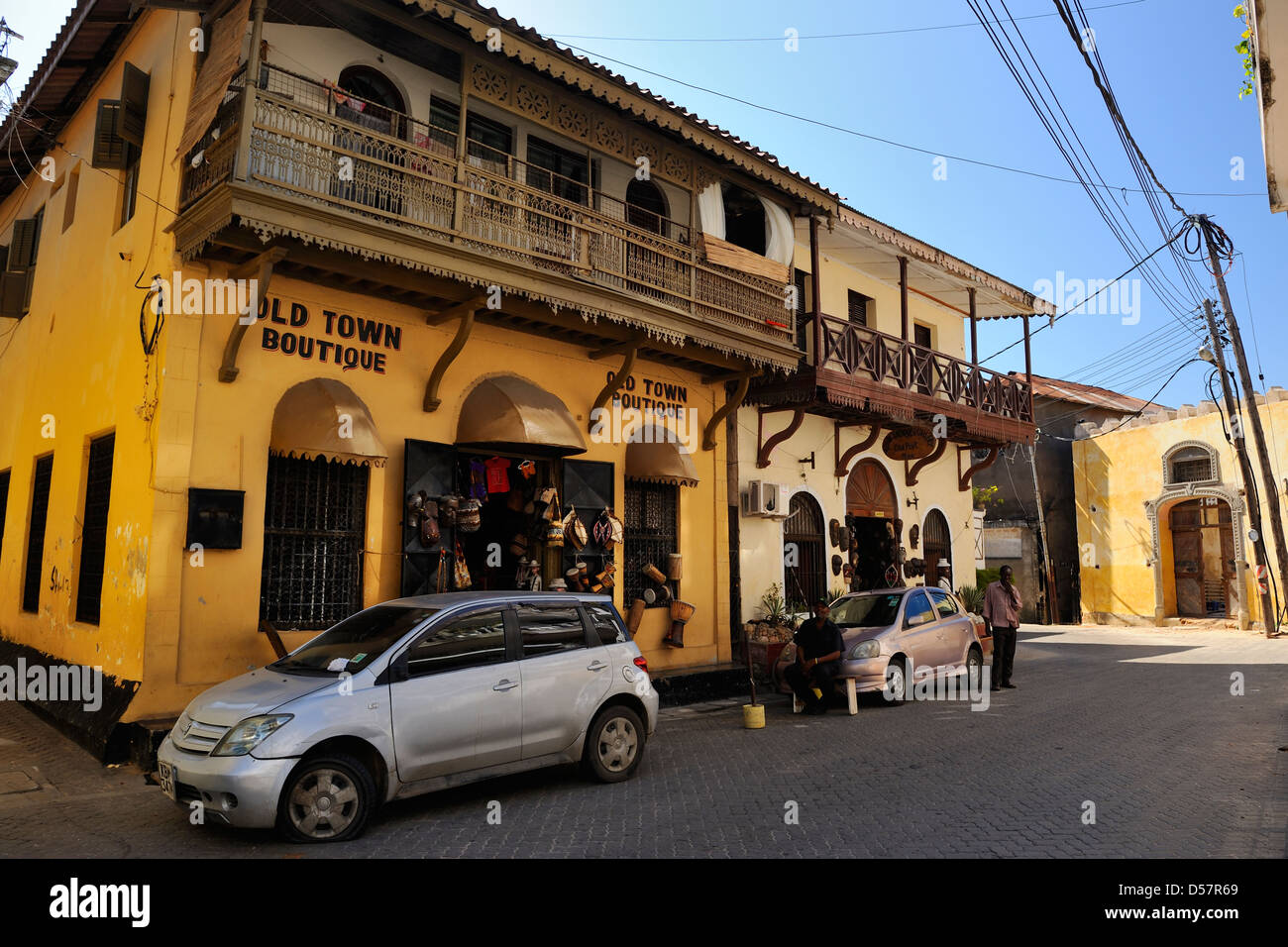 Coloratissima Street nella città vecchia di Mombasa, in Kenya, Africa orientale Foto Stock