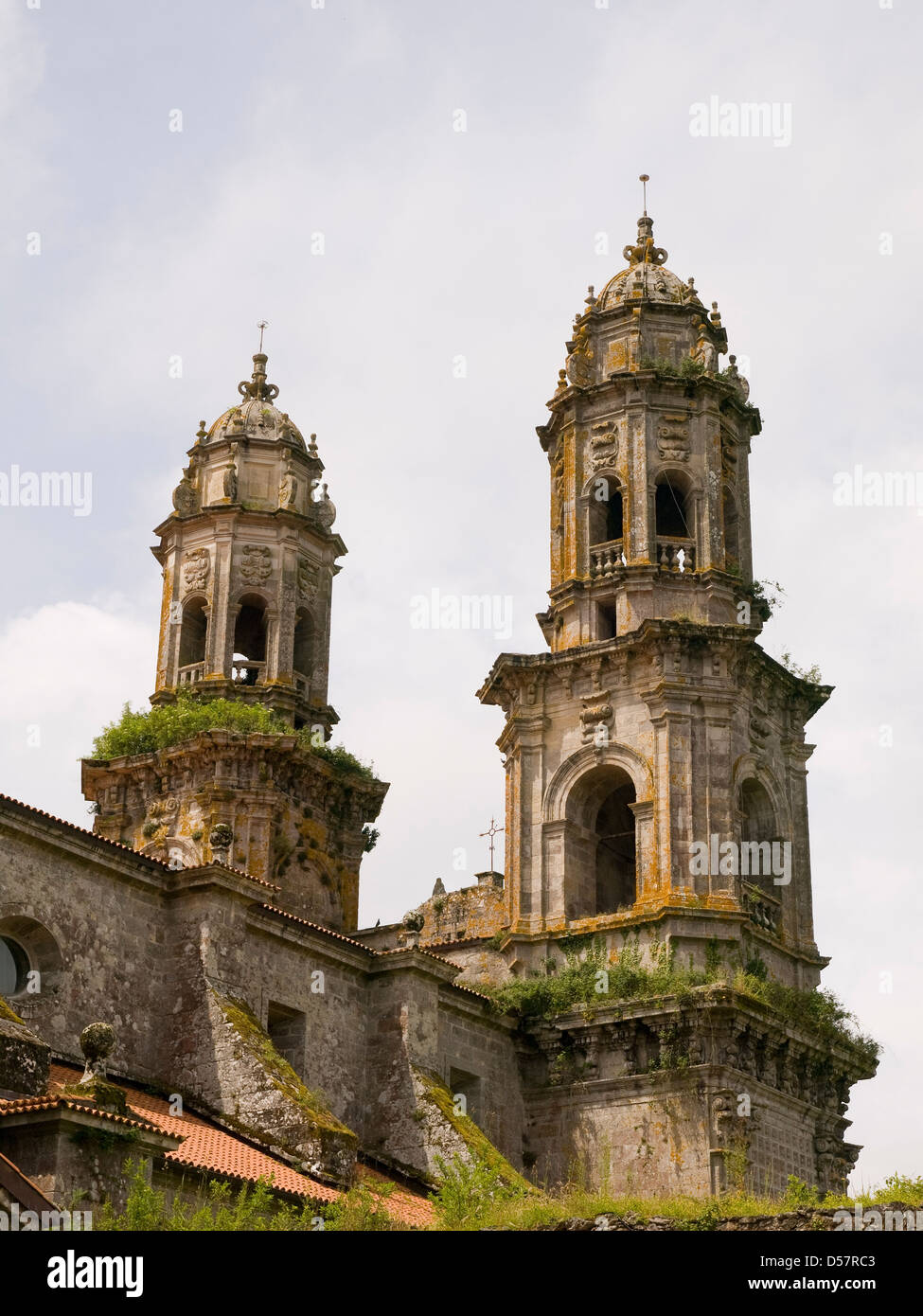 Le due torri campanarie in una chiesa situata in Galizia, Spagna. Foto Stock