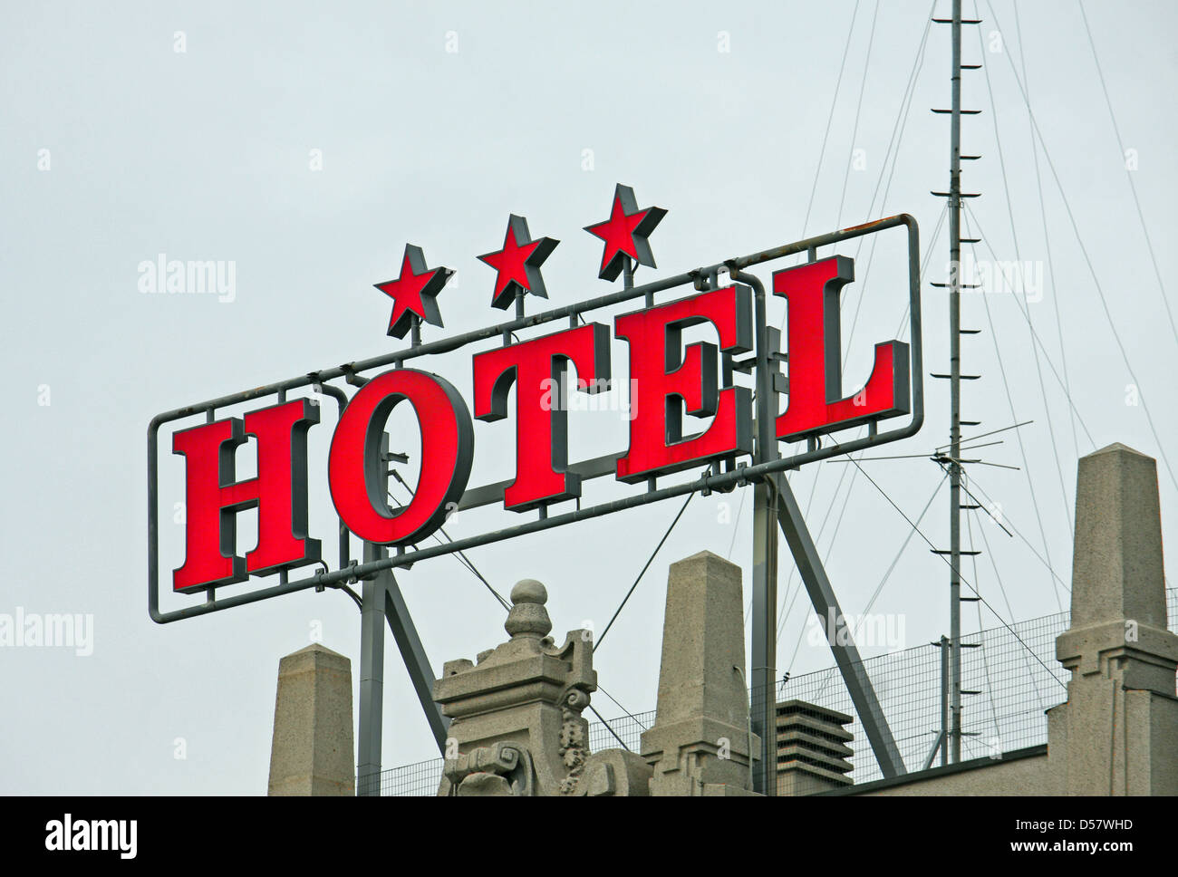 Enorme scritto tre stelle al di sopra del tetto di un edificio nella città Foto Stock