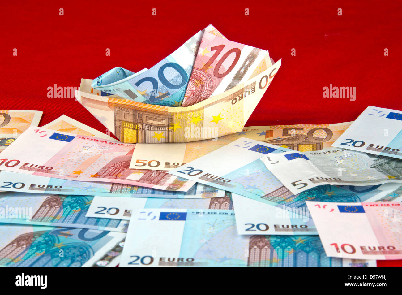 Euro banconote. carta denaro in barca.Eurozona, curency europea, moneta fluttuante, carta denaro in contanti. €5 €10 €20 €50 euro banconote 135180 Euro Foto Stock