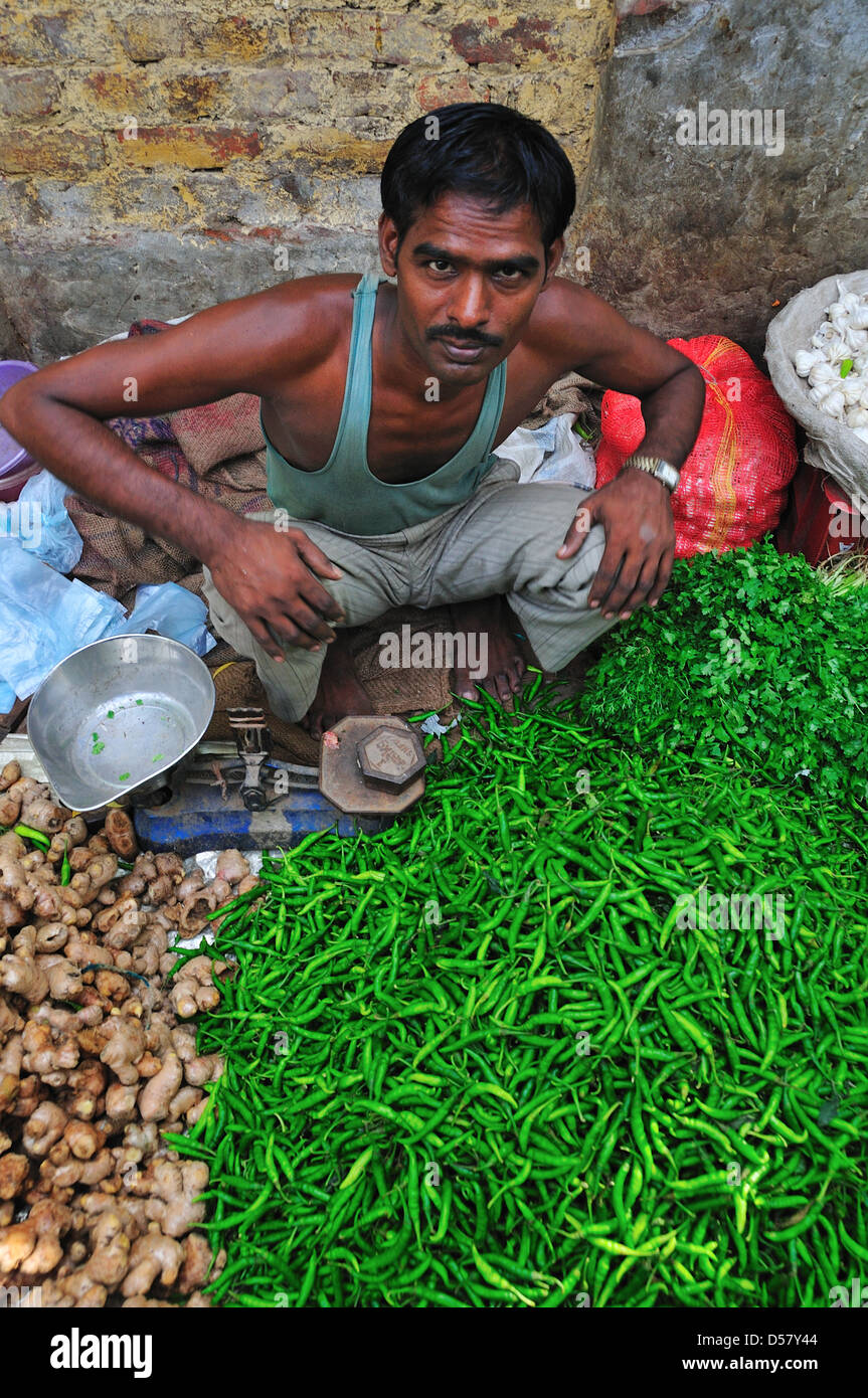 Uomo di chili di vendita presso il mercato ortofrutticolo Foto Stock