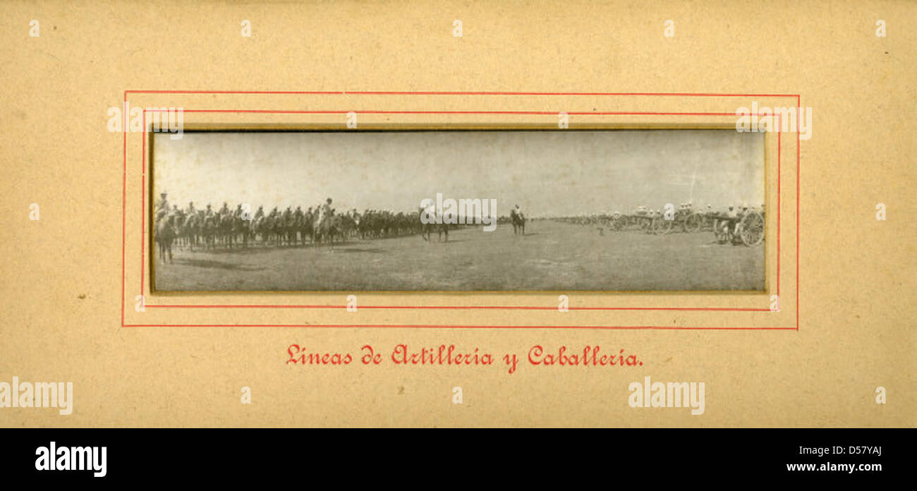 Questa opera raffigura gruppi dell'esercito messicano, illustrando le loro formazioni di artiglieria e cavalleria. L'immagine cattura la tradizione militare e il significato storico delle forze armate messicane, in particolare nel XIX secolo. Foto Stock