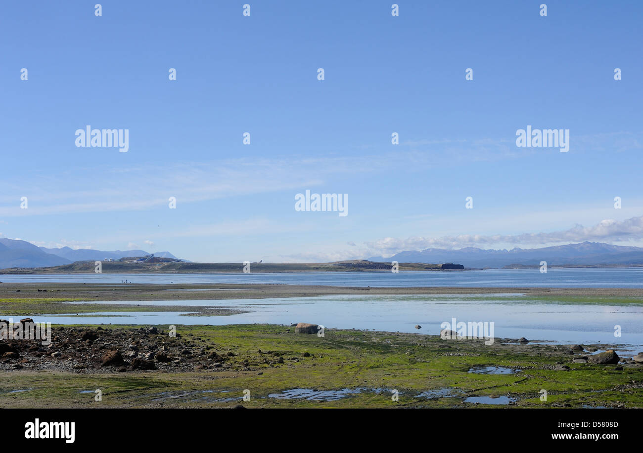 Canale di Beagle e montagne e Malvinas International airport. Ushuaia. Ushuaia, Argentina. Foto Stock