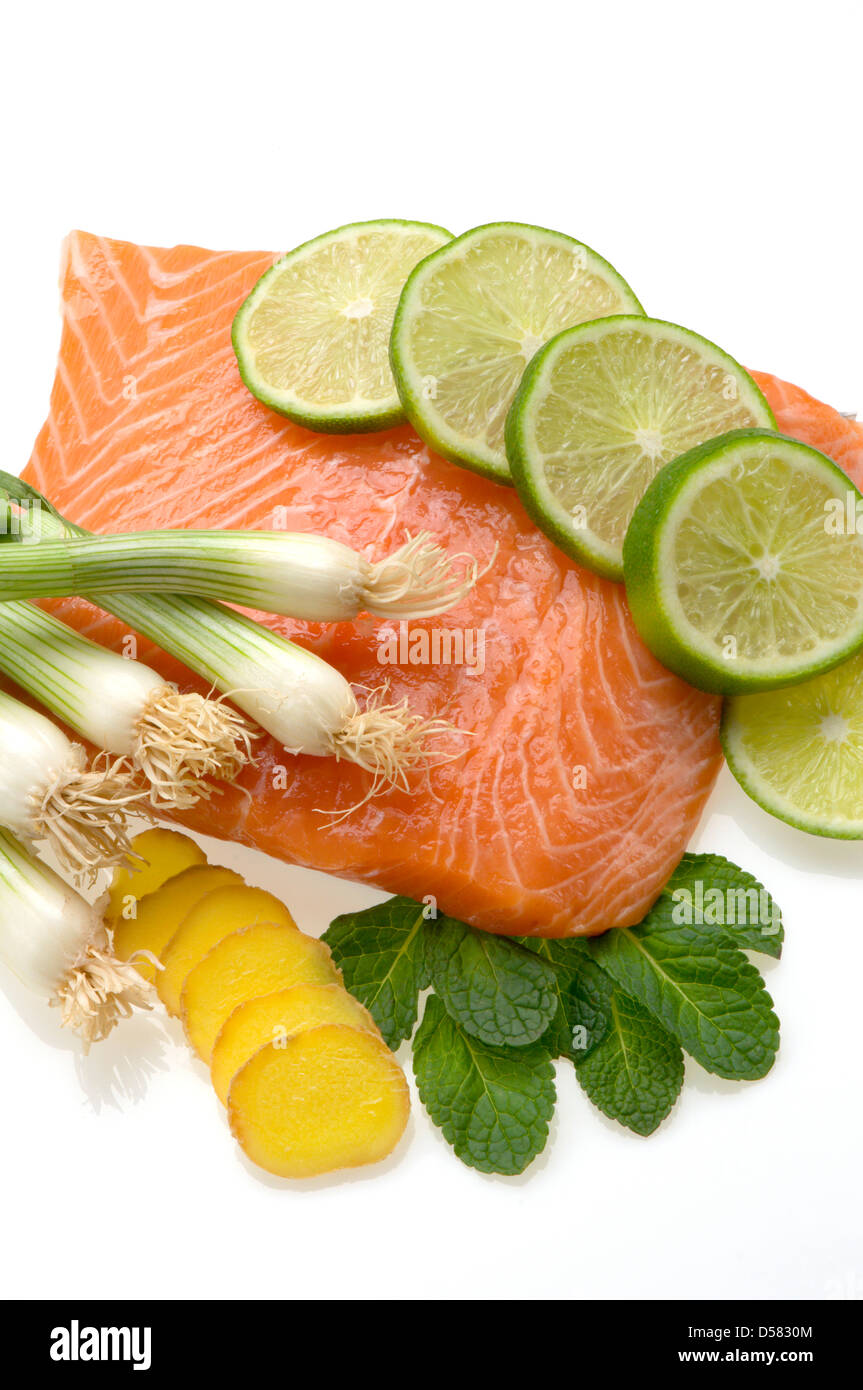 Piatto di salmone ingredienti su bianco Foto Stock