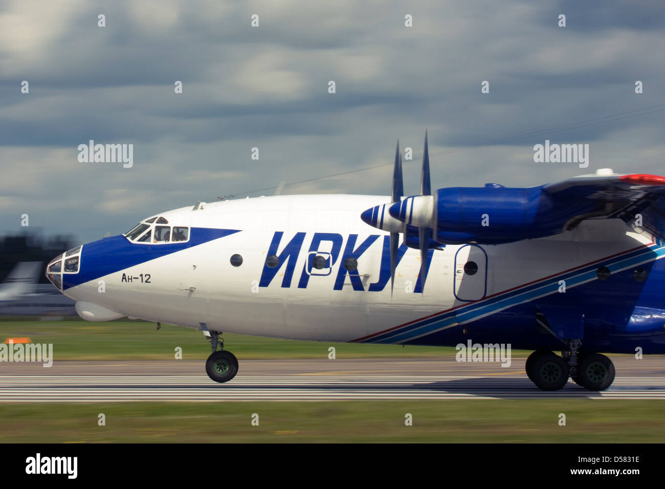 Gromov Air (Irkut-Avia) Antonov An-12 toccando sulla pista a Farnborough Airshow internazionale 2012 Foto Stock