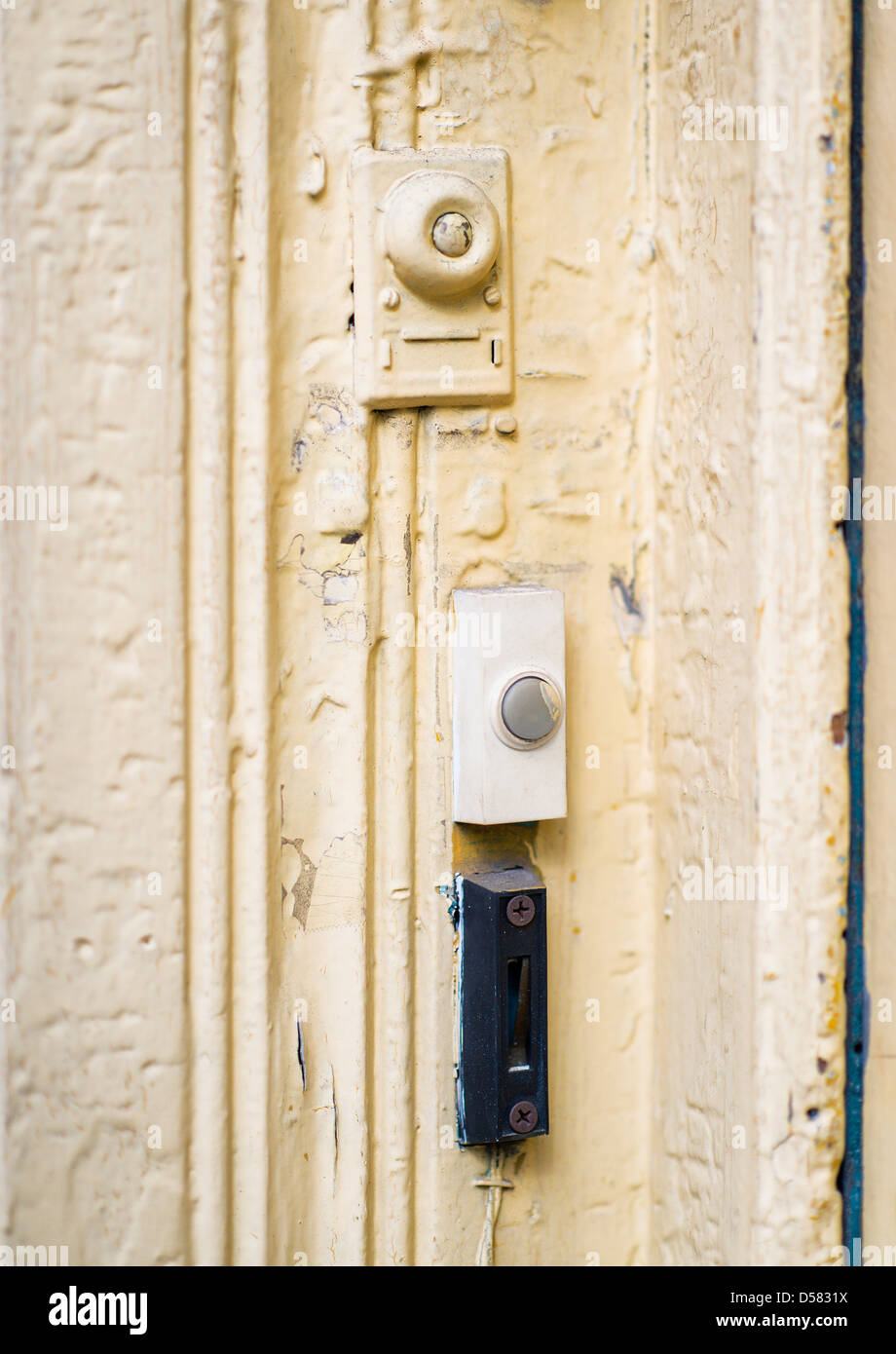 Campanello cicalini a un appartamento porta. Foto Stock