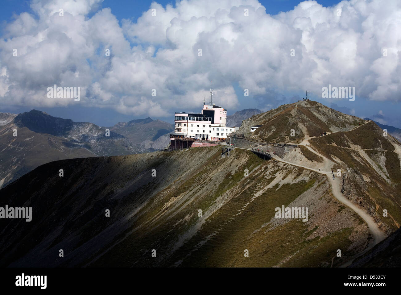 Il Jakobshorn e Jakobshorn seggiovia stazione e hotel dalla Jatzhorn Davos Grigioni Svizzera Foto Stock