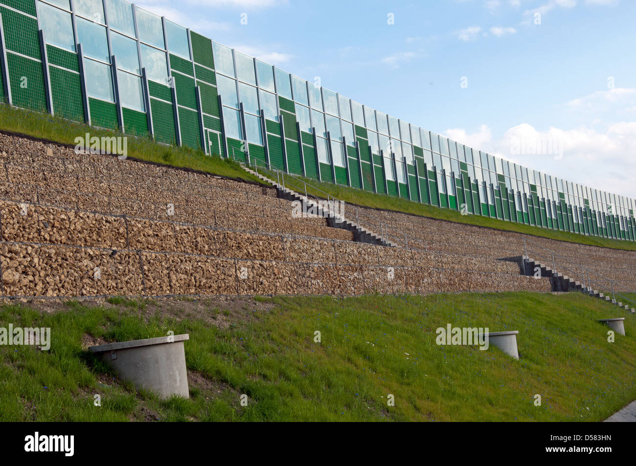 Foto di barriere di sicurezza vicino autostrada Foto Stock