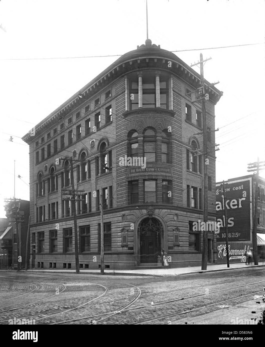 Una fotografia storica della filiale della Royal Bank in Notre Dame Street a Montreal, Canada, scattata nel 1911. L'immagine cattura l'architettura dei primi anni del XX secolo e lo sviluppo urbano della città. Foto Stock
