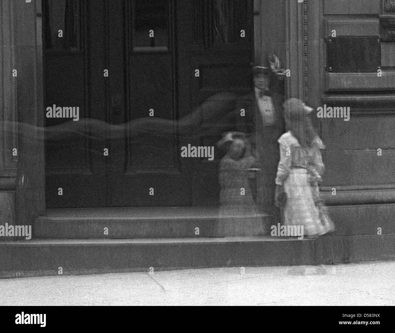 Una fotografia della Royal Bank Branch situata in Notre Dame Street a Montreal, Quebec, scattata nel 1911. L'immagine cattura l'architettura bancaria dei primi anni del XX secolo, una miscela di stili di design classici e commerciali. Foto Stock