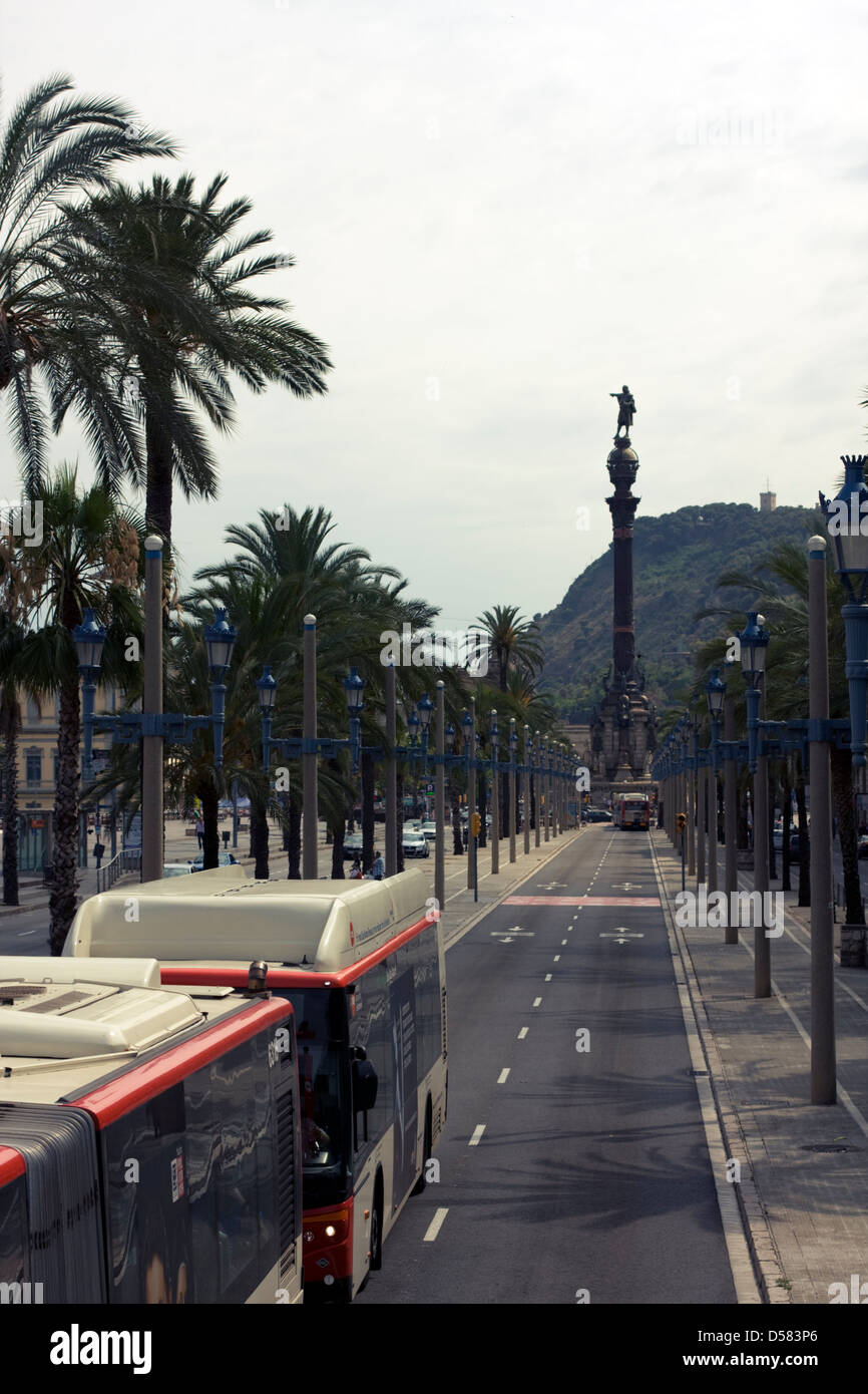 Autobus su Passeig de Colom e Monumento di Colombo, Barcellona, in Catalogna, Spagna nella Ciutat Vella distretto Foto Stock