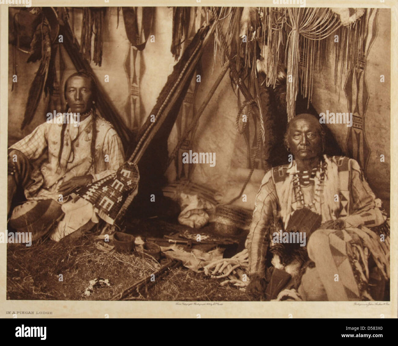 Un'immagine di un Piegan Lodge in Canada, scattata nel 1910. La fotografia ritrae la vita quotidiana nella loggia, offrendo uno sguardo alle tradizioni e ai costumi delle comunità indigene dell'epoca. Foto Stock